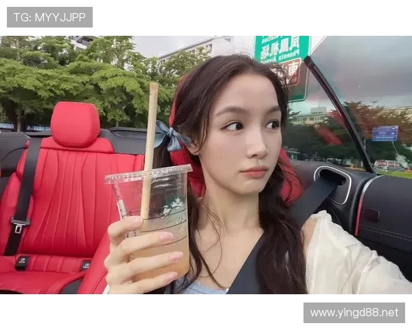 张楠朋友圈那张早晨照，灯光咖啡桌上那块表，消费焦虑瞬间爆表